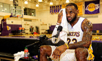 NBA球星詹姆斯在训练后进行赛后采访